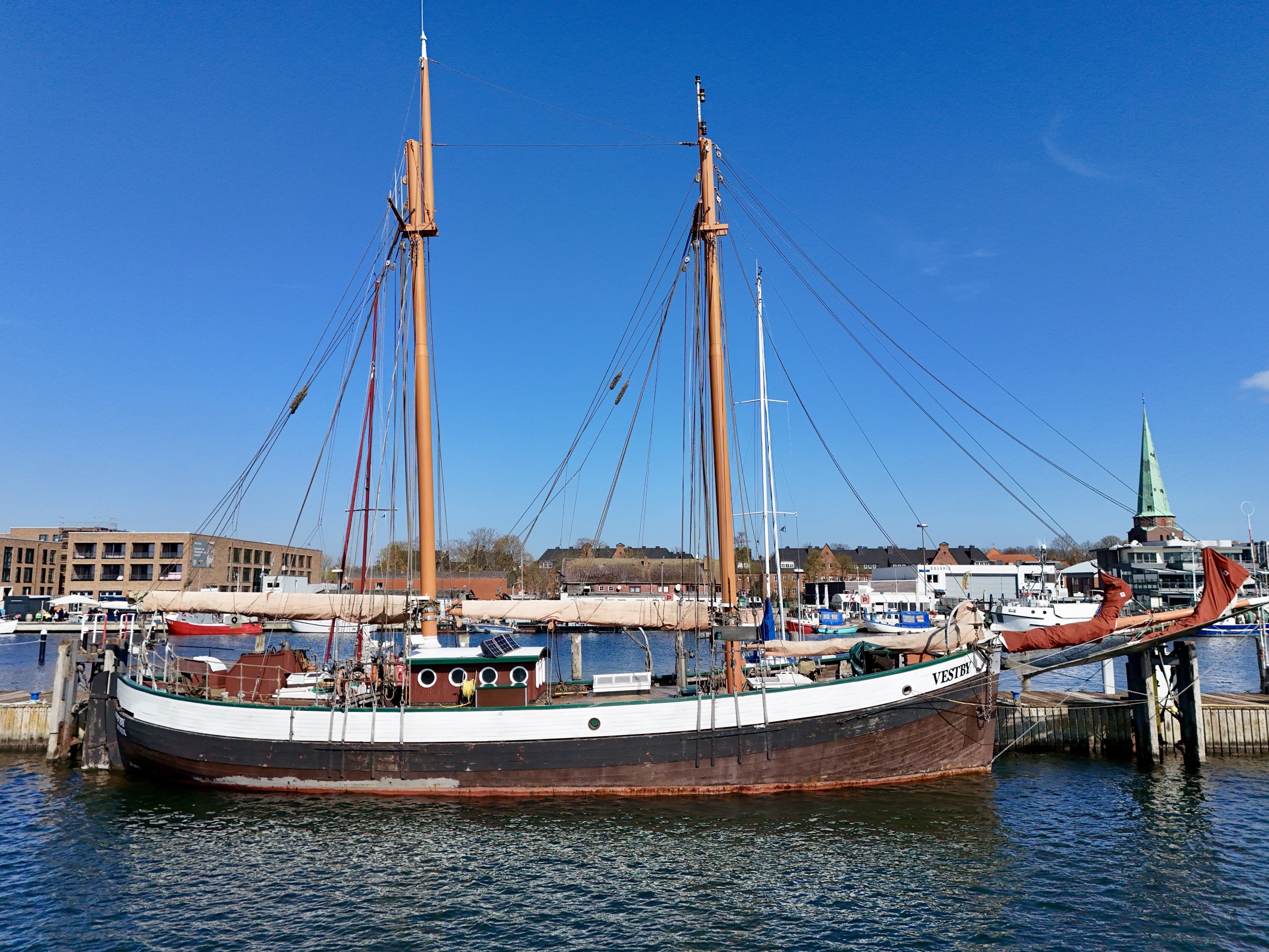 Der Gaffelschoner VESTBY im Hafen
