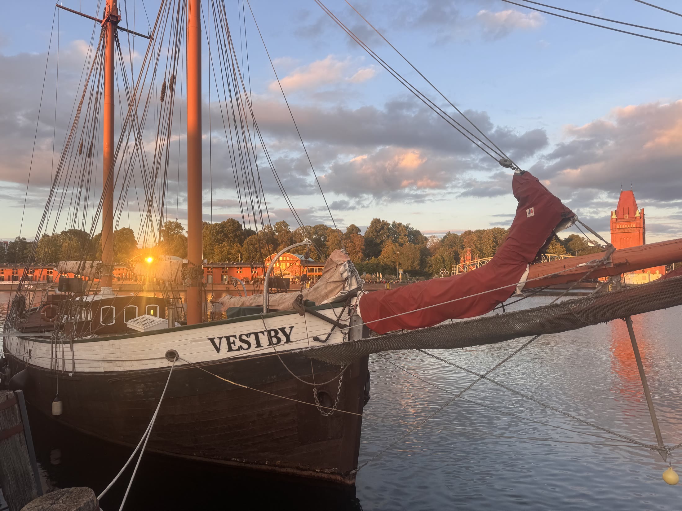 Bug der VESTBY im Abendlicht
